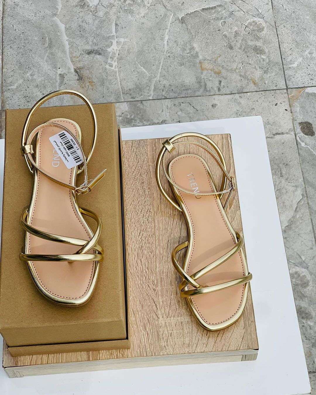 Luxurious Flat Slippers with Toe Lock Design