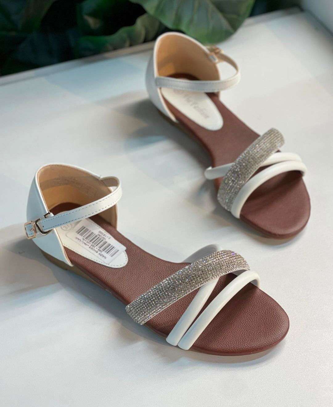 Chic Women’s Flat Sandals – Stylish Footwear
